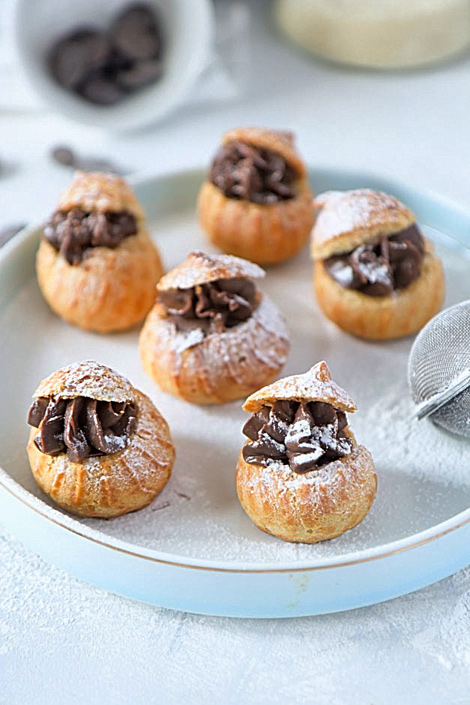 пирожное Шу с малиновым и шоколадным кремом