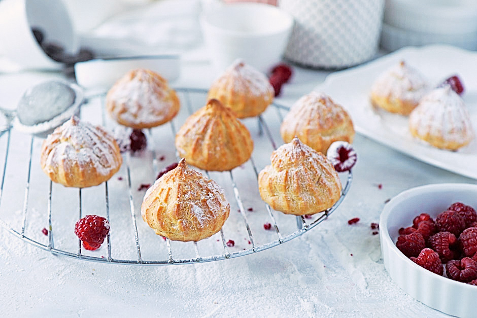 пирожное Шу с малиновым и шоколадным кремом