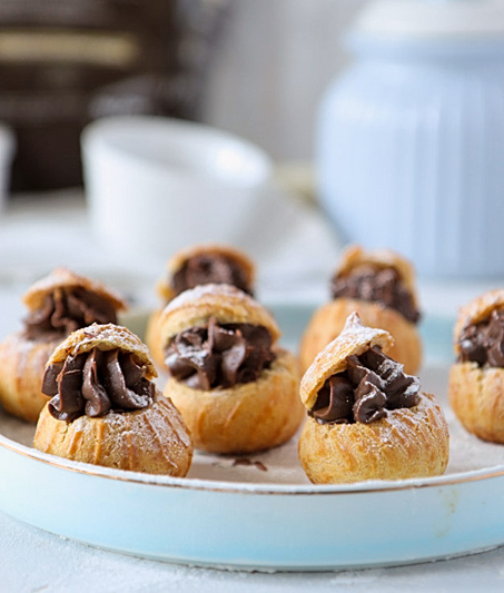 Шу с малиновым и шоколадным кремом | Онлайн кондитерская школа. Кондитерские курсы Краснодар