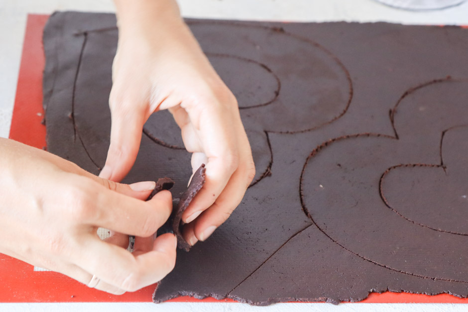 вырезаем сердце по шаблону из теста