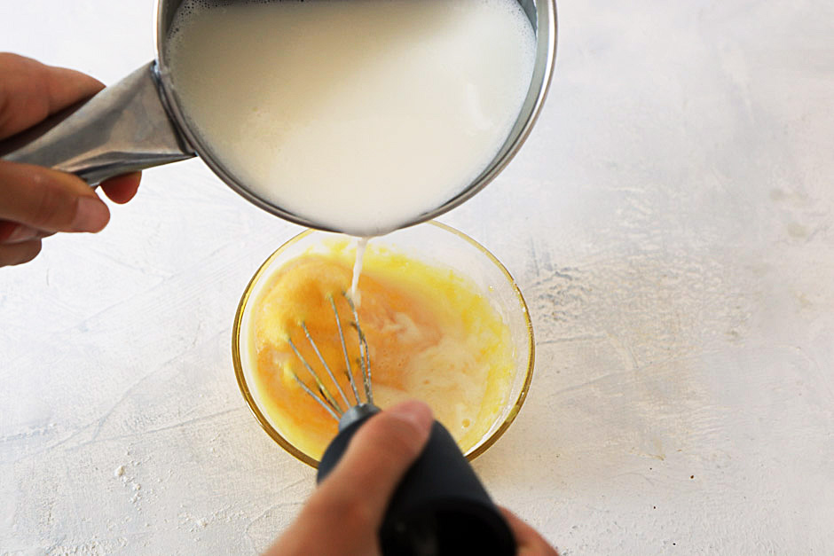 заливаем горячим молоком желтки