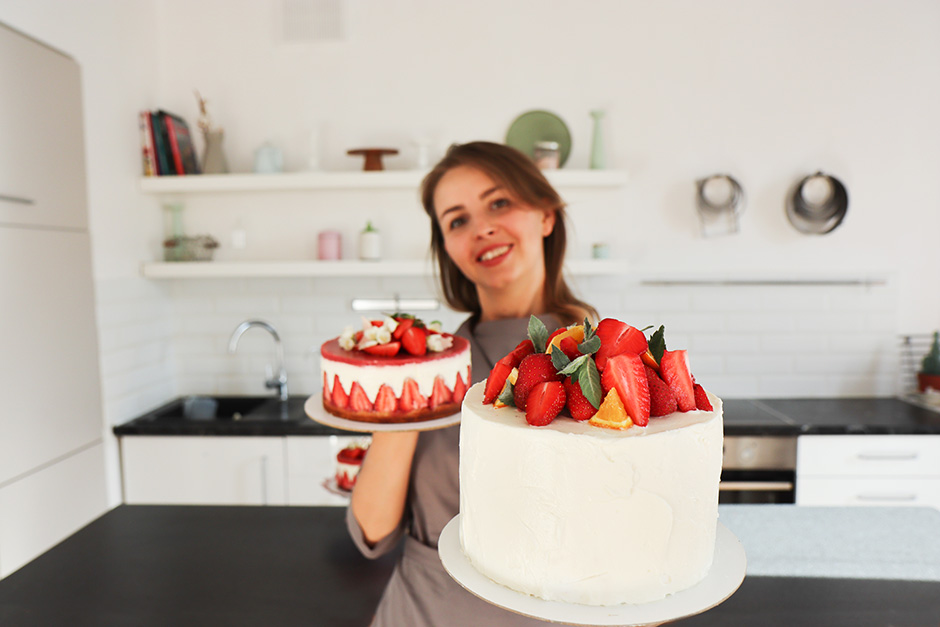 украшаем торт клубникой